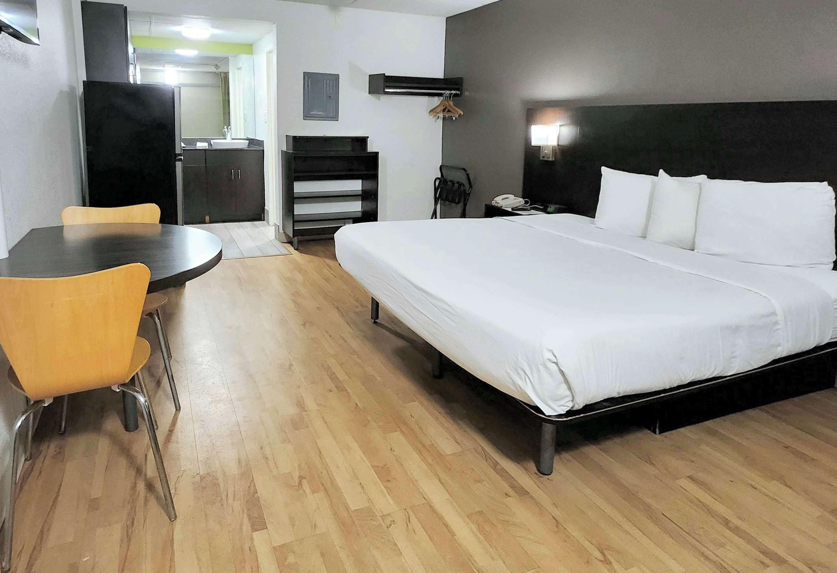 デスク、アイロン / アイロン台、WiFi (無料)、ベッドシーツ