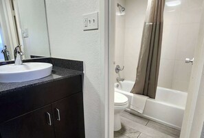 シャワー、ヘアドライヤー、タオル