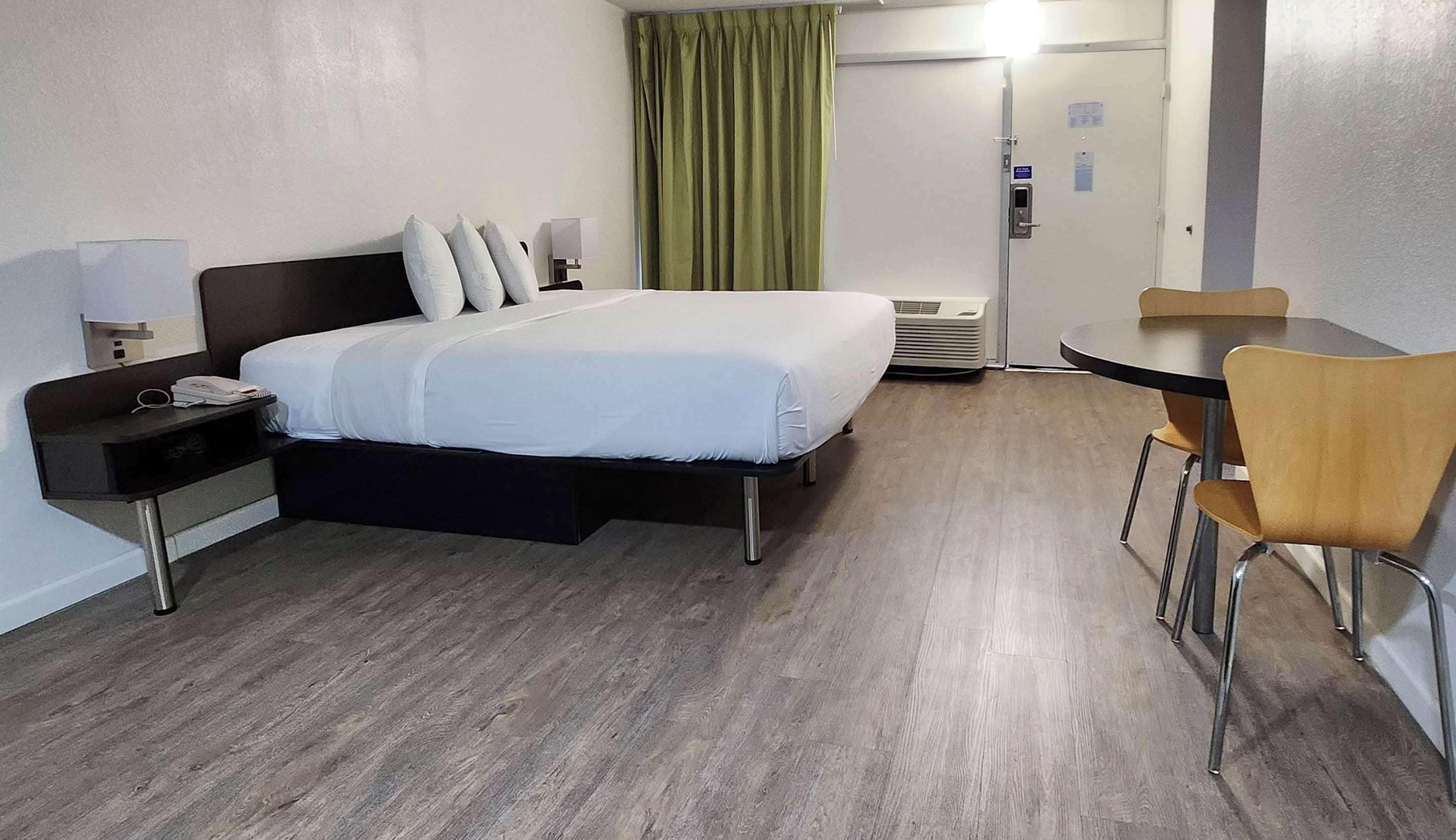 デスク、アイロ ン / アイロン台、WiFi (無料)、ベッドシーツ