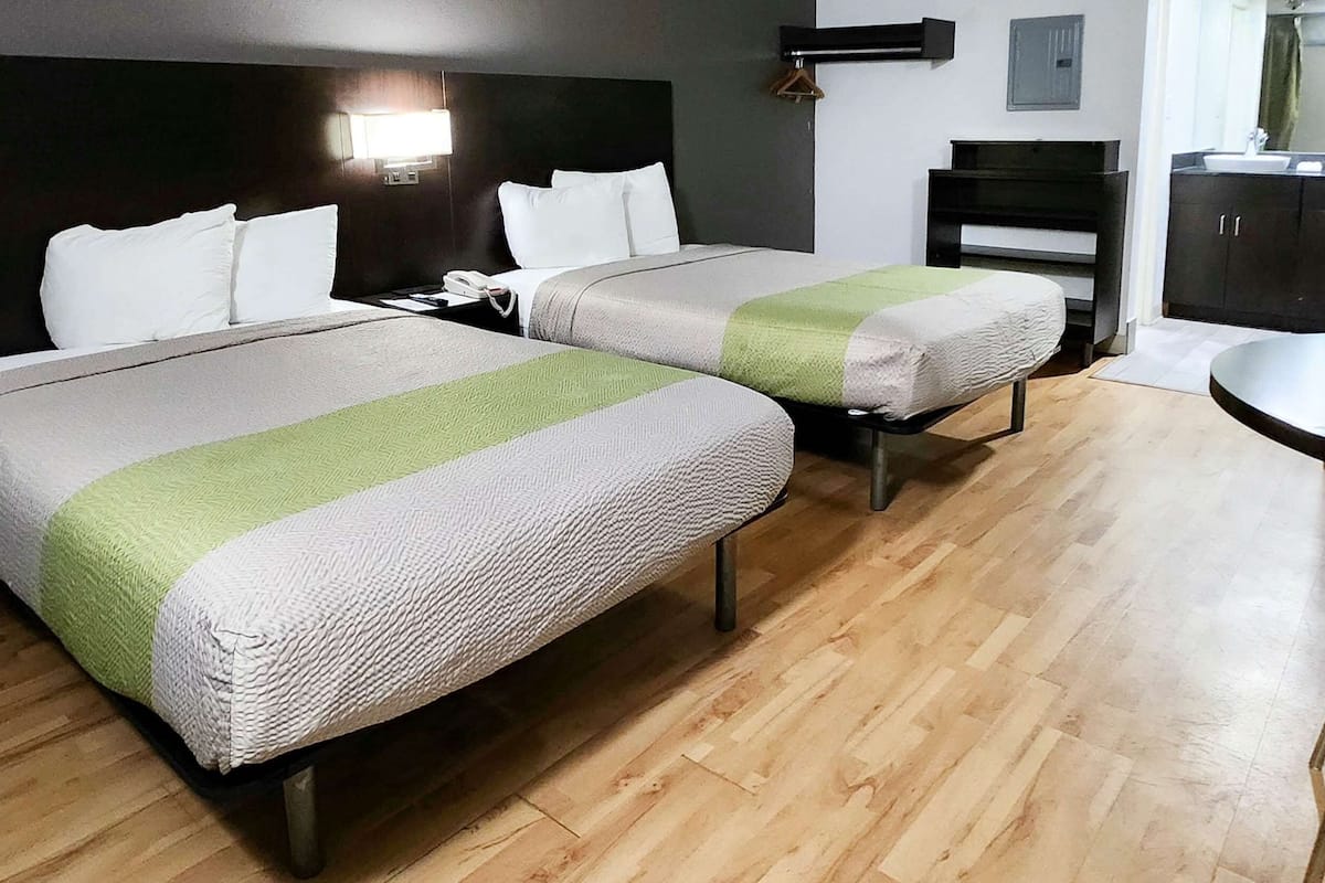 Escritorio, tabla de planchar con plancha, wifi gratis y ropa de cama