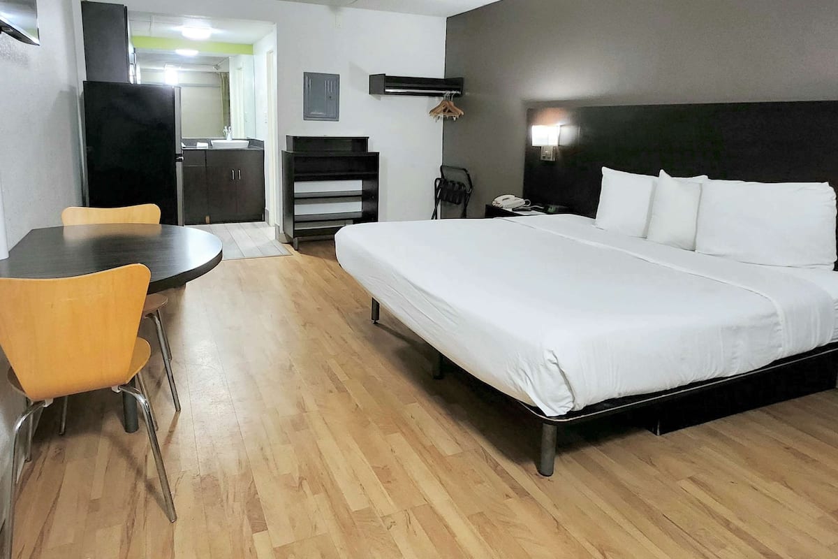 Escritorio, tabla de planchar con plancha, wifi gratis y ropa de cama