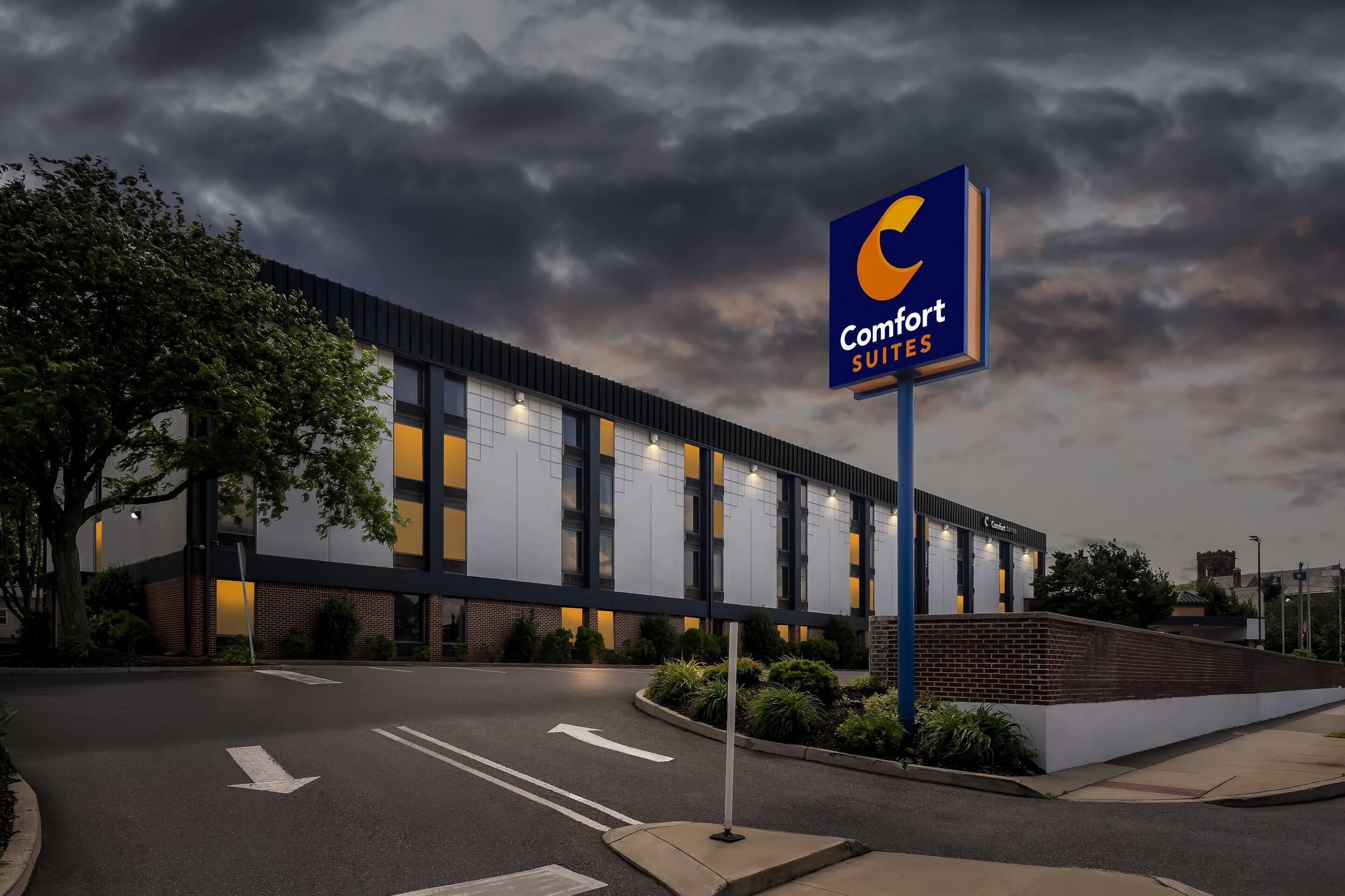 En moderne bygning med skilt for Comfort Suites hotel.