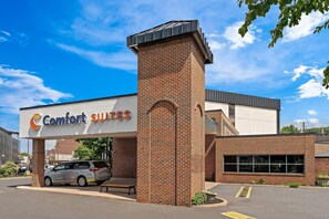 A brick building with a sign for Comfort Suites. - Comfort Suites Bethlehem Near Lehigh University and LVI Airport (Bethlehem)