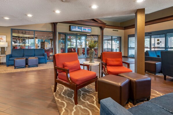 Lobby - Comfort Suites Bethlehem Near Lehigh University and LVI Airport (Bethlehem)