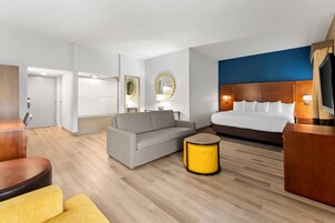 Escritorio, cortinas blackout y tabla de planchar con plancha 