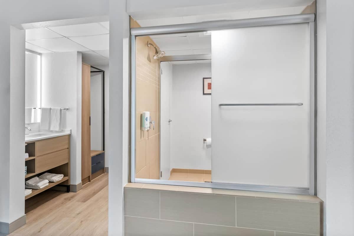 Standard Room | Desk, blackout drapes, iron/ironing board, free WiFi