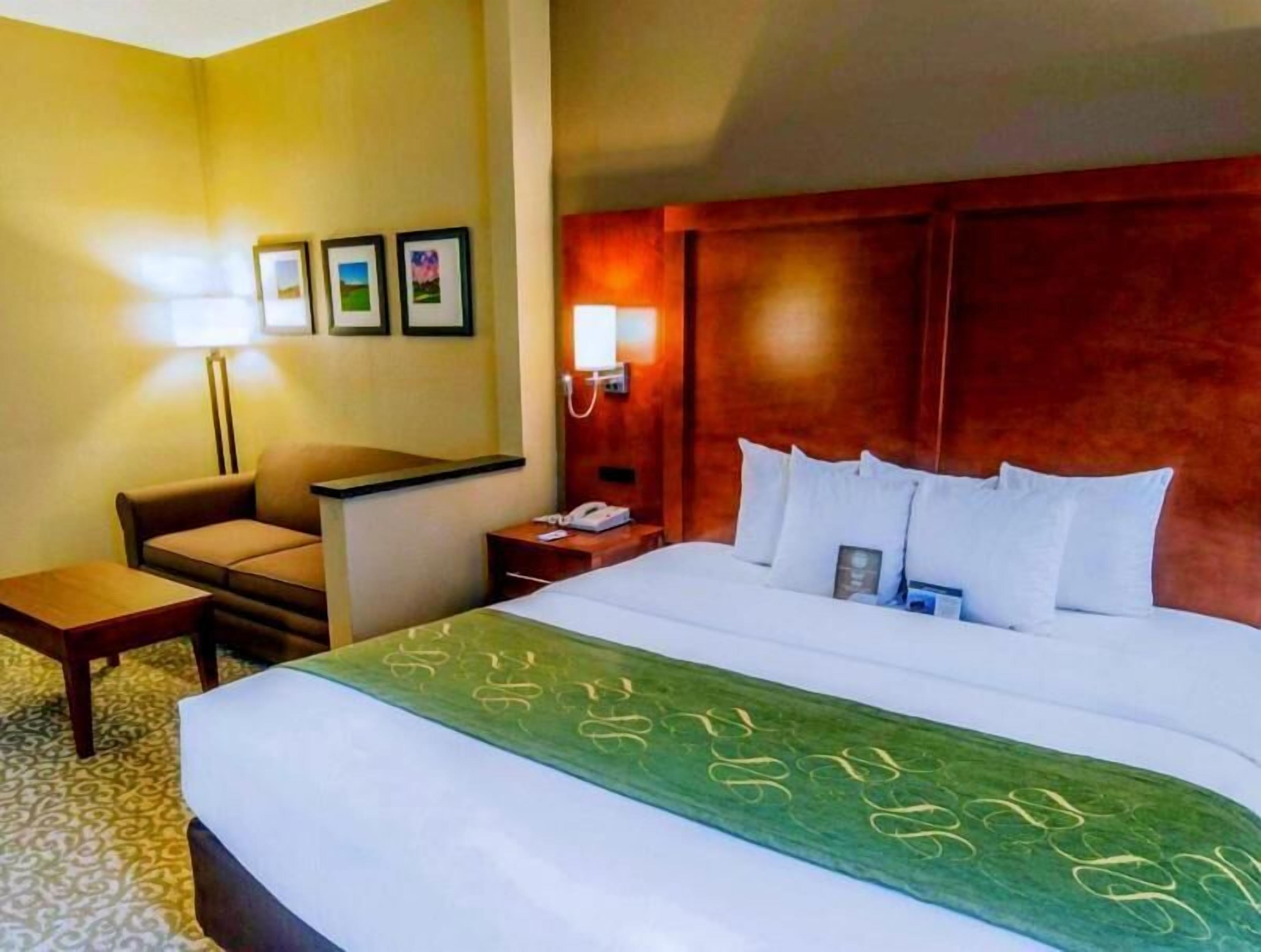 Desk, blackout drapes, iron/ironing board, free WiFi