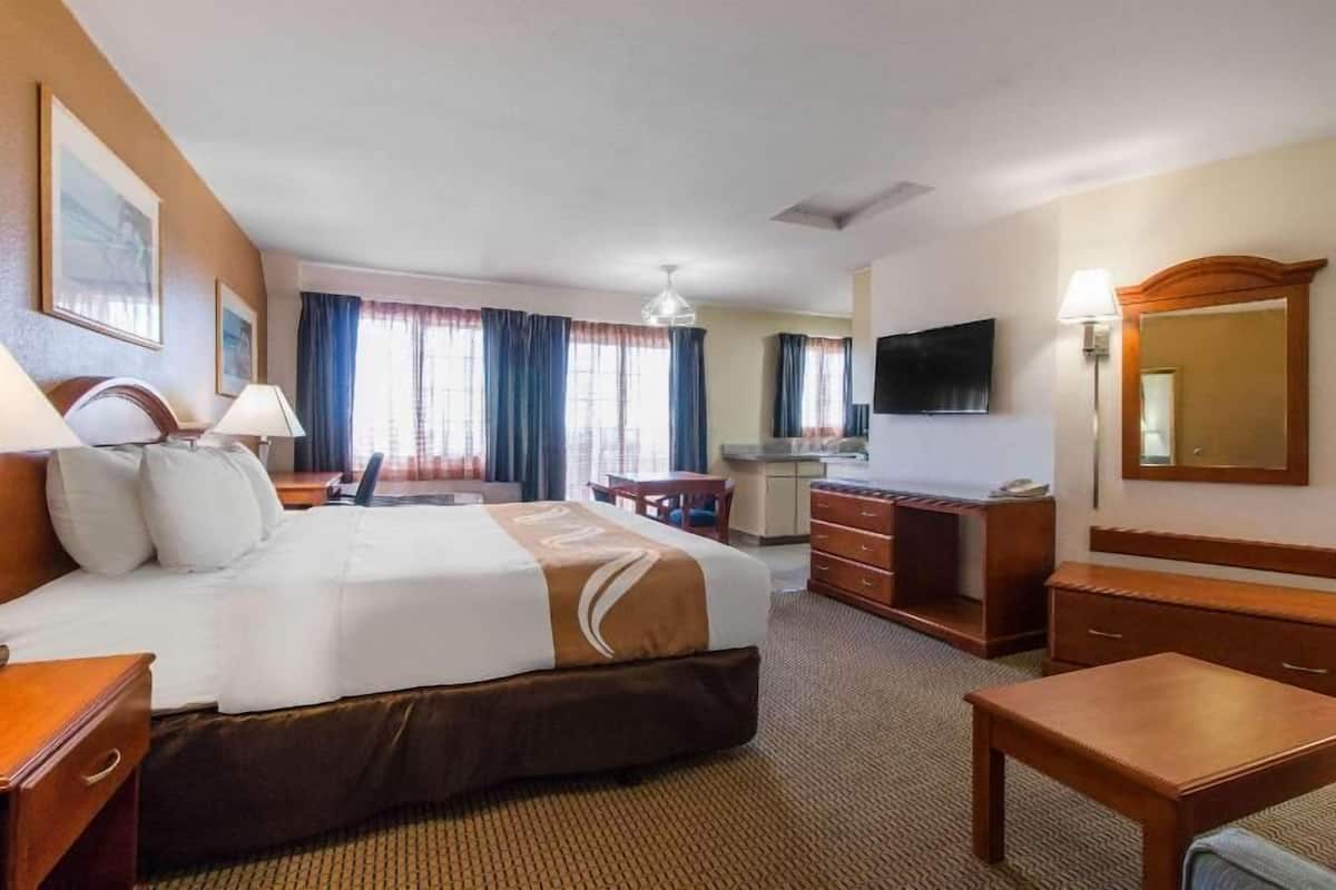 Luxe beddengoed, een bureau, verduisterende gordijnen