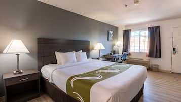 Sengetøy av topp kvalitet, skrivebord og blendingsgardiner