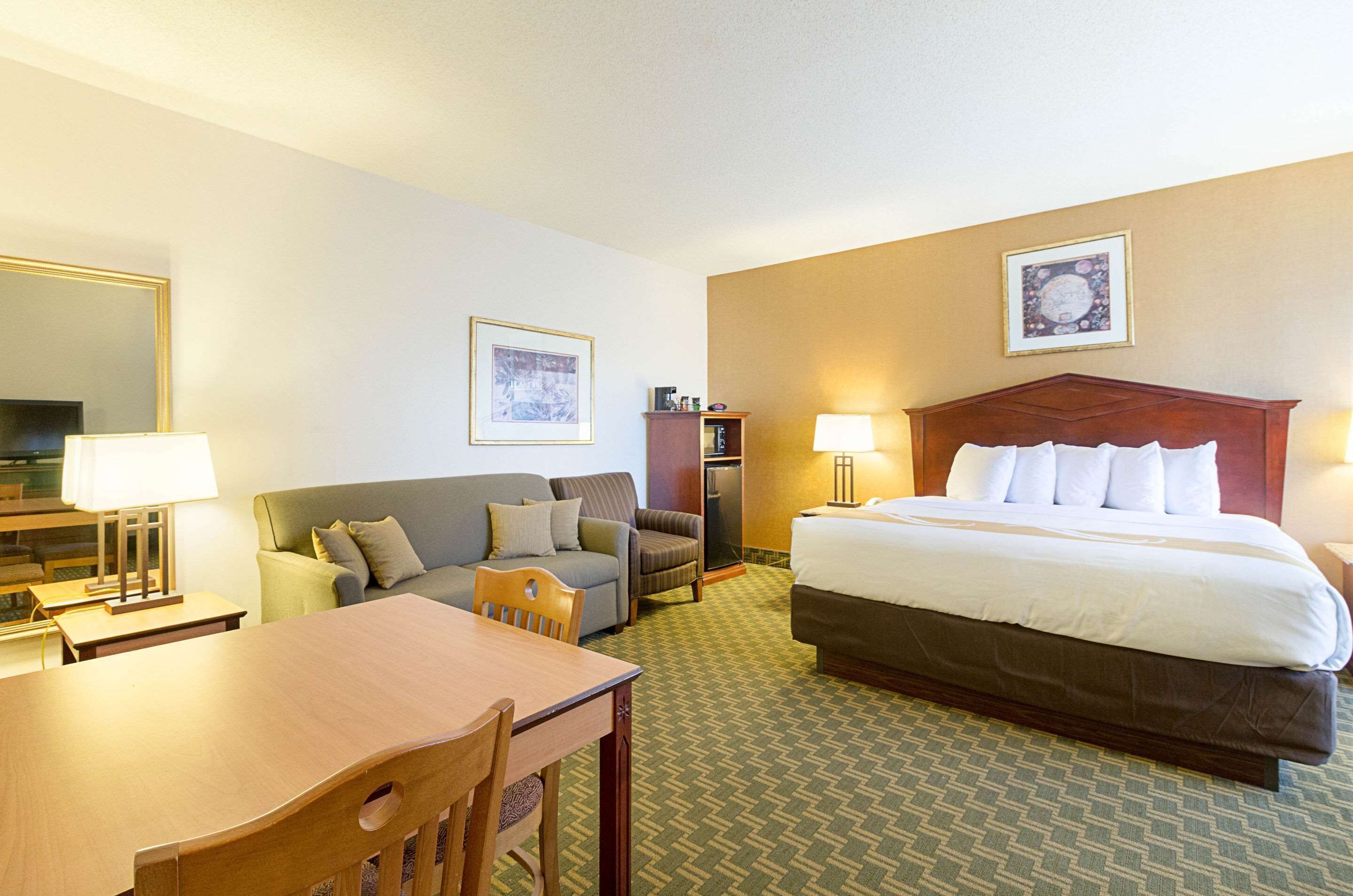 デスク、アイロン / アイロン台、ベビーベッド (無料)、可動式ベッド