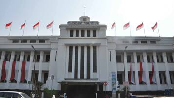 Een gebouw met een bord waarop