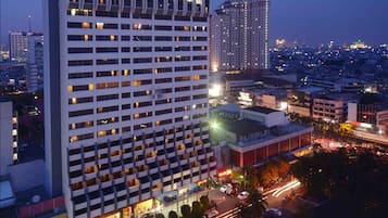숙박 시설 정면 - 저녁/밤