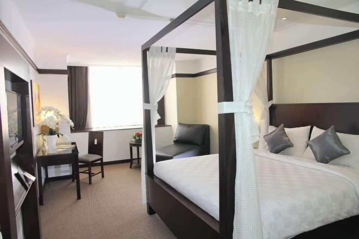 Minibar, desk, soundproofing, free WiFi