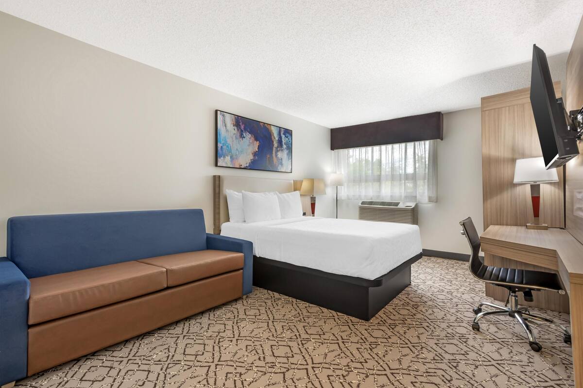 Standard Room, 1 Queen Bed, Non Smoking, Refrigerator & Microwave (Walk-in Shower;with Sofabed) | Desk, blackout drapes, iron/ironing board, rollaway beds (surcharge)