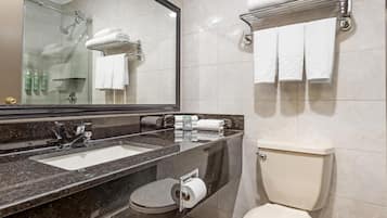 Un baño con lavabo, inodoro y ducha.