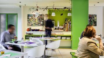 Petit déjeuner buffet servi les week-ends (13.90 EUR par personne)