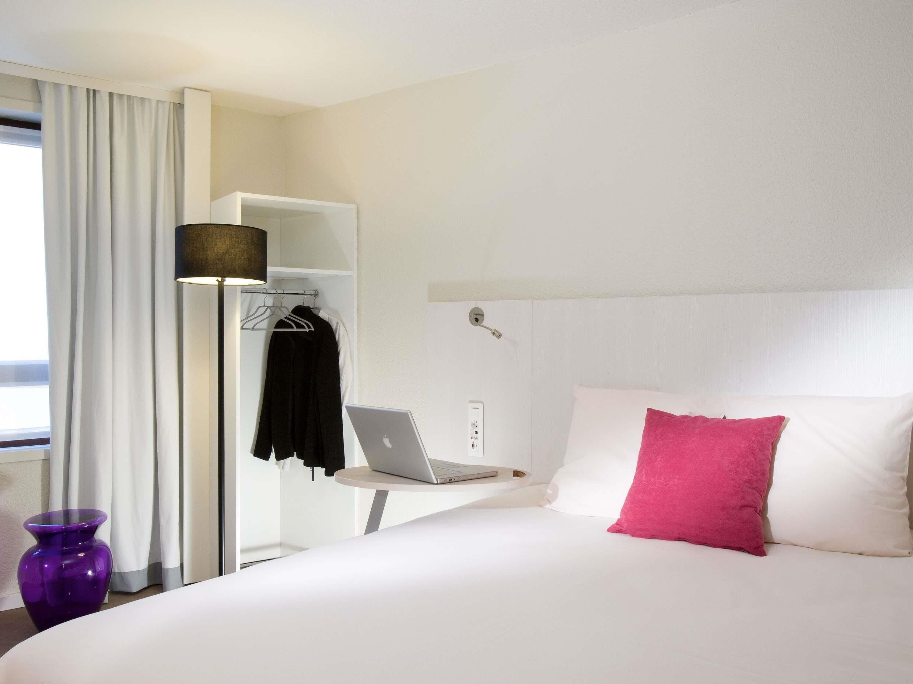 Select Comfort beds, in-room safe, iron/ironing board