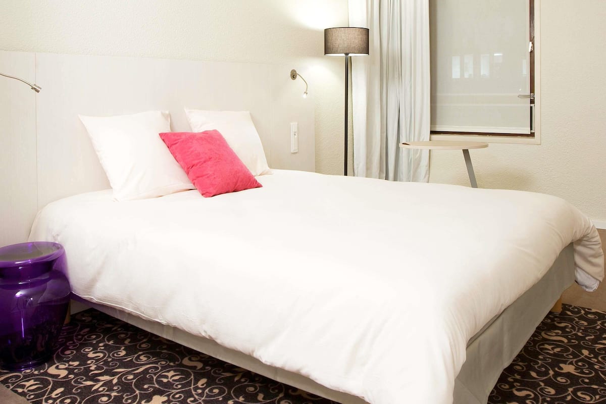 Select Comfort beds, in-room safe, iron/ironing board