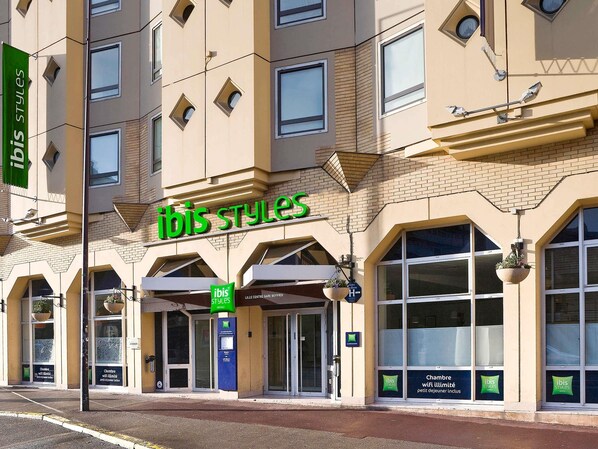 A hotel with a modern facade, large windows, and a prominent green sign. - ibis Styles Lille Centre Gare Beffroi (Lille)