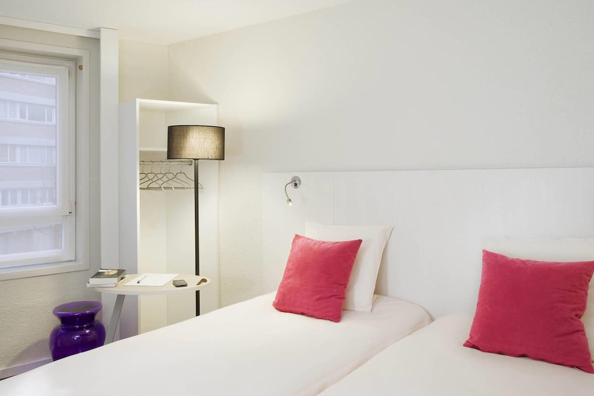 Standaard kamer, 2 eenpersoonsbedden | Select Comfort-bedden, een kluis op de kamer