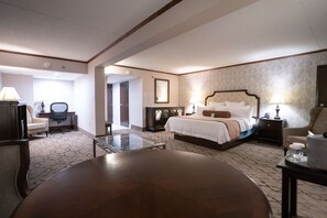 Phòng Suite, 1 giường cỡ king, không hút thuốc (Living Room;Larger Room) | 1 phòng ngủ, nệm có lớp đệm bông, két bảo mật tại phòng, bàn 