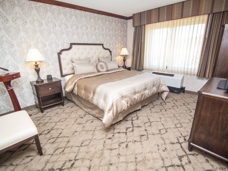 Suite, 1 King Bed, Non Smoking (Living Room) | Pillow-top beds, in-room safe, desk, blackout curtains
