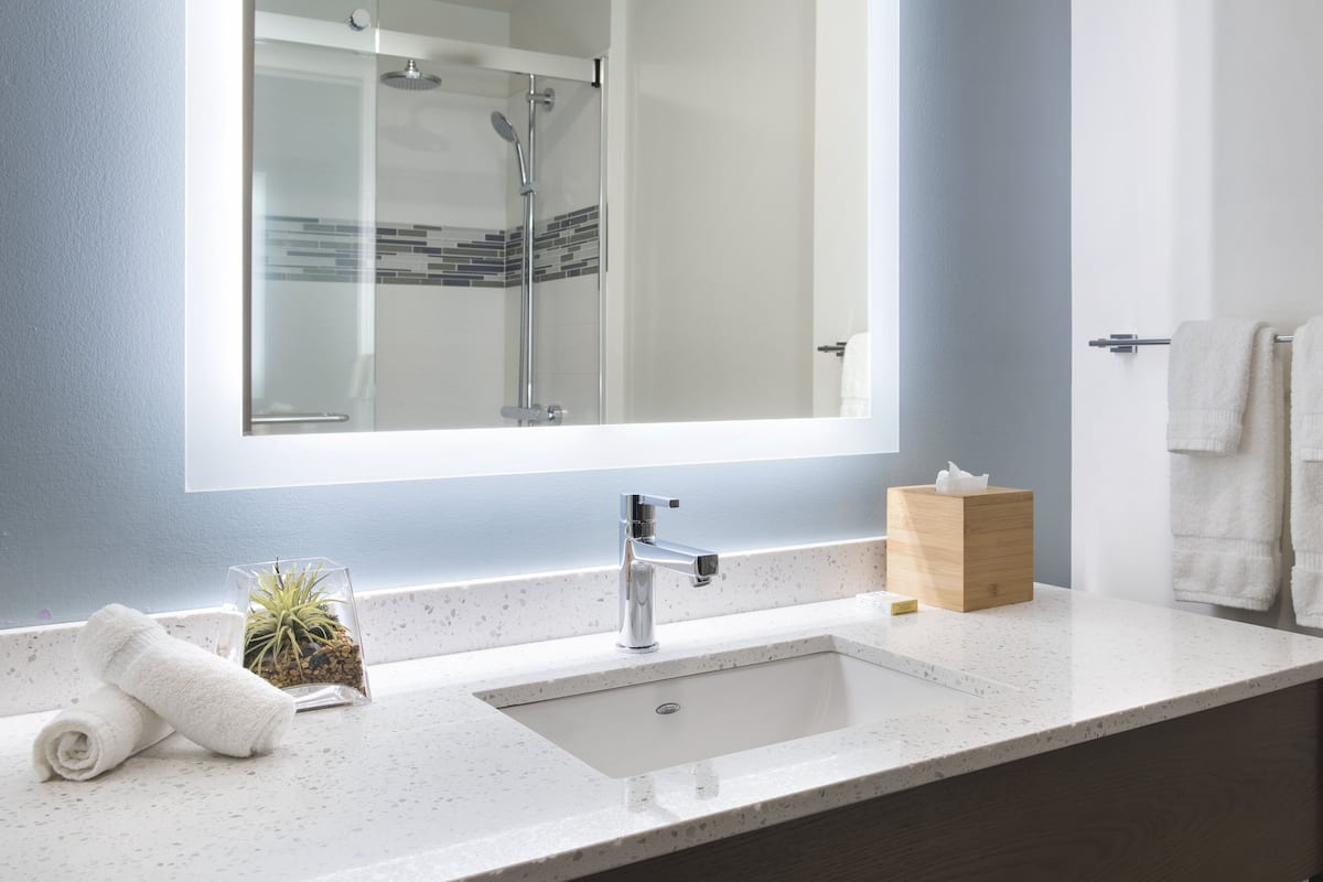 combined shower/bathtub, free toiletries, hair dryer, towels