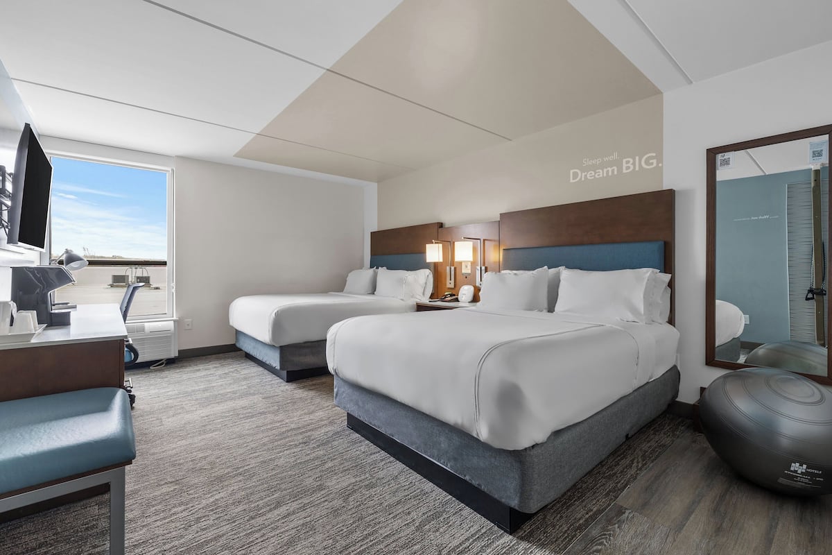 Hypo-allergenic bedding, in-room safe, desk, blackout drapes