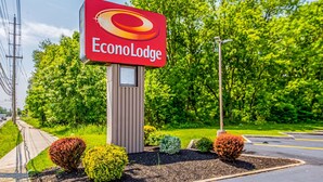 A sign for EconoLodge with a clear view of the surrounding greenery and a parking lot. - Econo Lodge Mount Laurel - Philadelphia East (Mount Laurel)