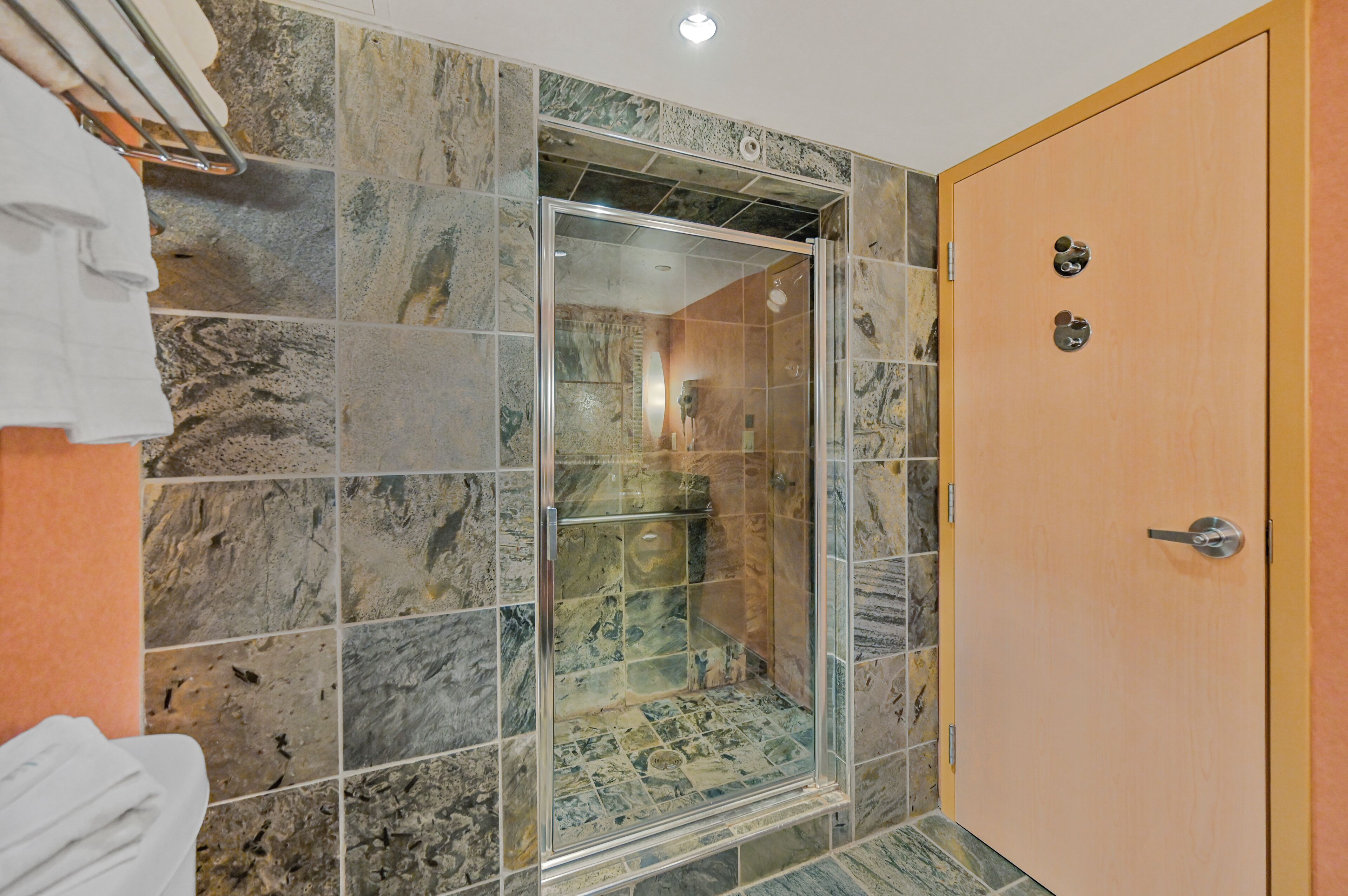 executive room, 1 king bed, hot tub | 1 bedroom, premium bedding, pillow-top beds, in-room safe