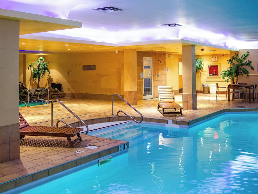 Una piscina cubierta (de 07:00 a 23:00), tumbonas