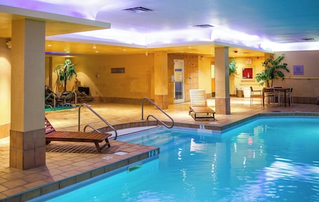 Una piscina techada, sillones reclinables de piscina. iHOTEL & Conference Center Red Deer