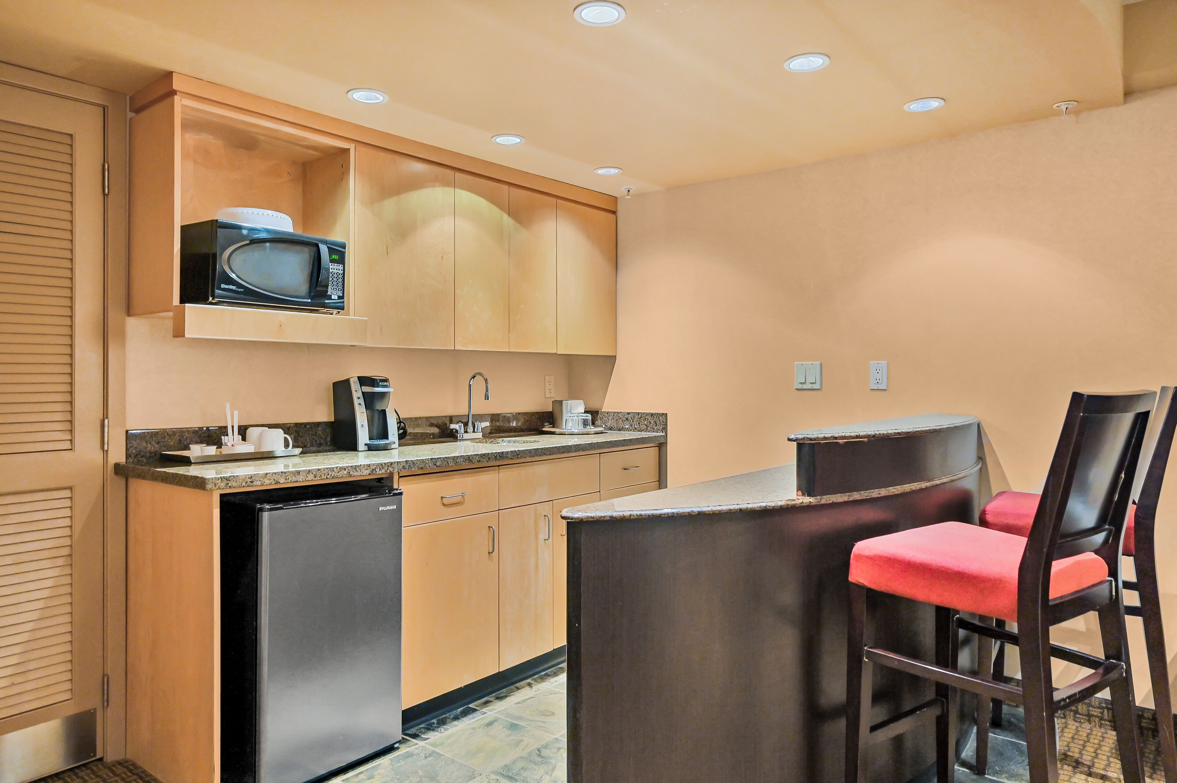 executive room, 1 king bed, hot tub | 1 bedroom, premium bedding, pillow-top beds, in-room safe