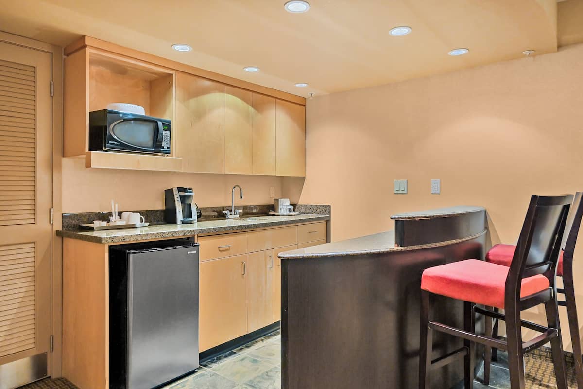 executive room, 1 king bed, hot tub | 1 bedroom, premium bedding, pillow-top beds, in-room safe