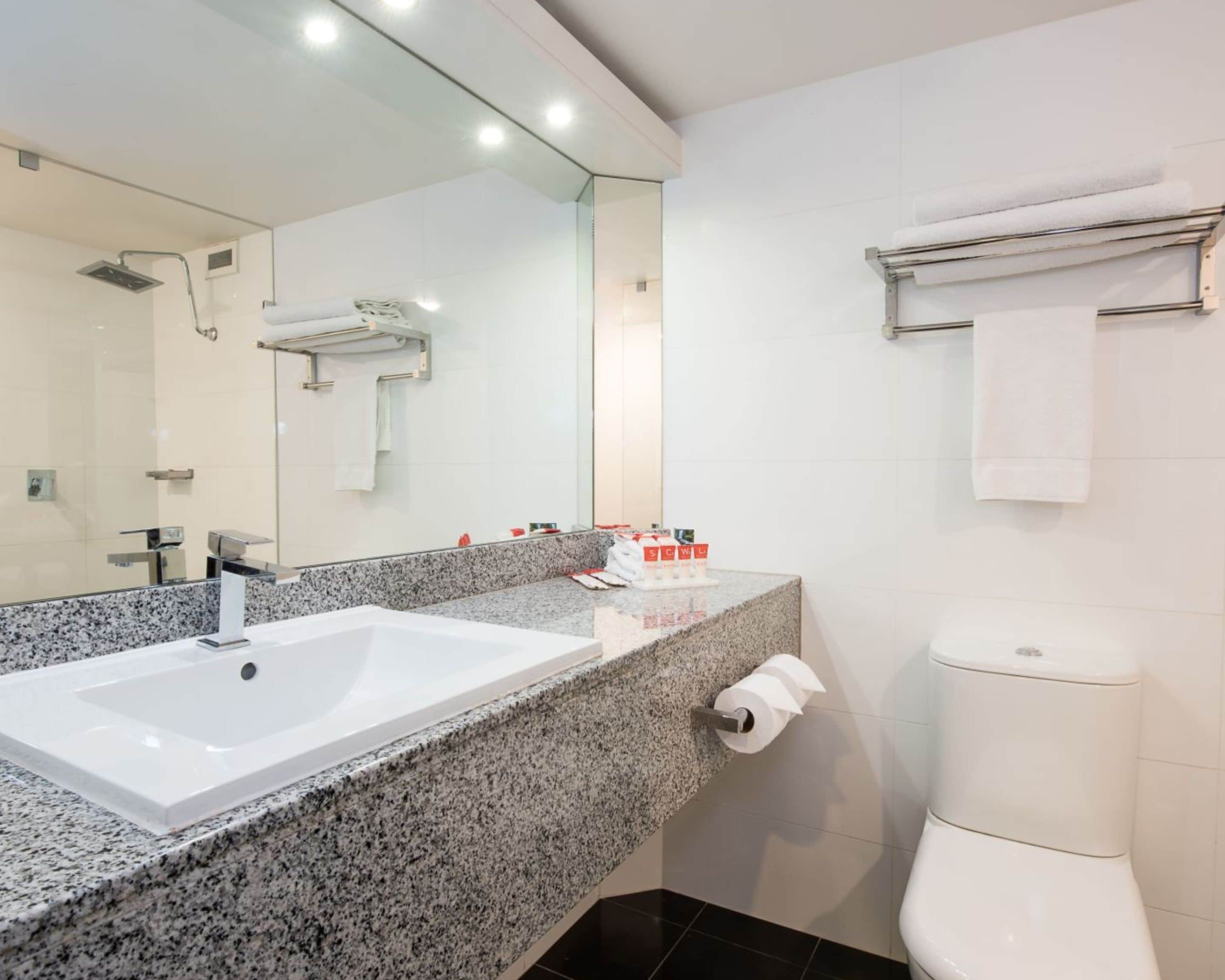 executive queen | bathroom | shower, eco-friendly toiletries, hair dryer, towels