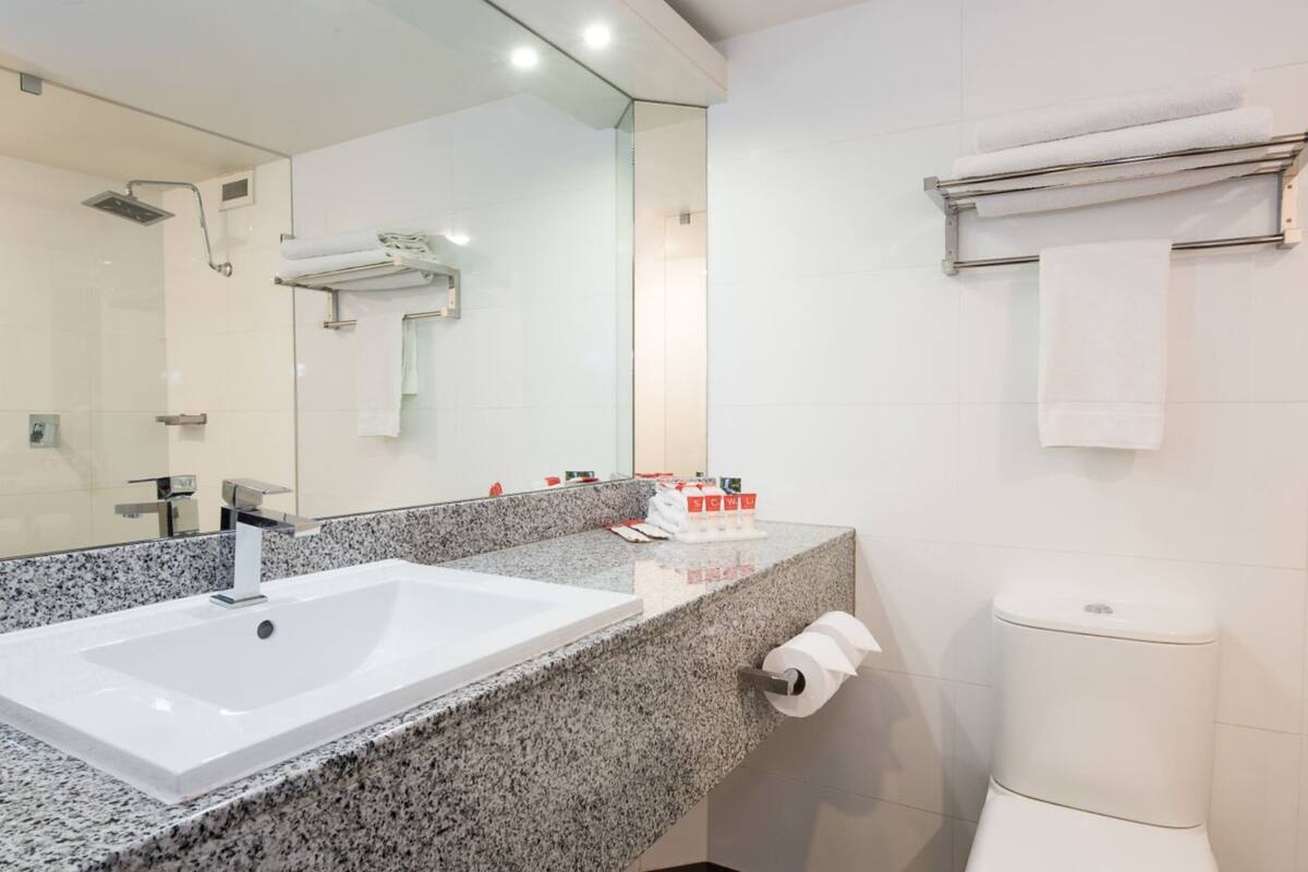 executive queen | bathroom | shower, eco-friendly toiletries, hair dryer, towels