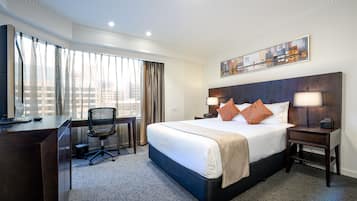 Executive Queen | Desk, laptop workspace, iron/ironing board, free WiFi