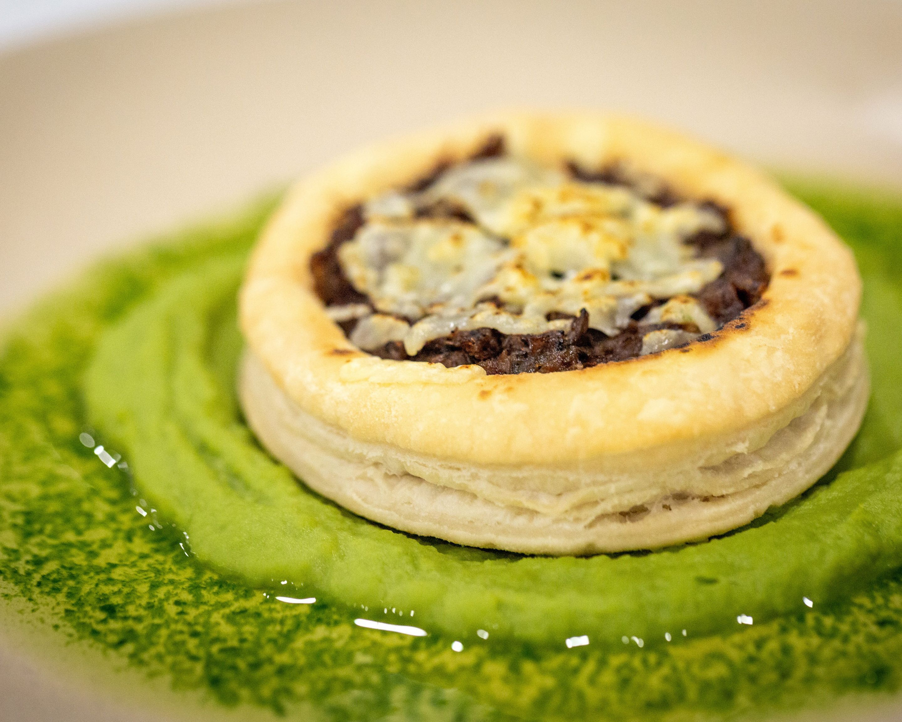 Un dessert composé d’une base de pâte et d’une sauce verte.