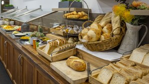 朝食 (ビュッフェ)、毎日提供 (有料)