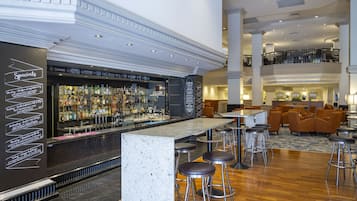 Serviert Abendessen und Happy Hour