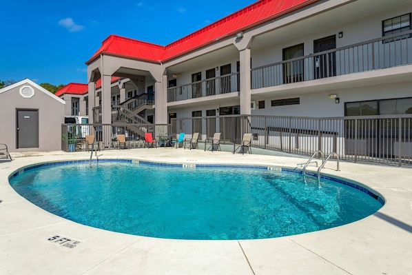 Seasonal outdoor pool - SureStay Hotel by Best Western Lenoir City (Lenoir City)
