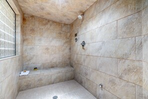 Suite, 2 dormitoris, no fumadors, banyera d'hidromassatge (Full Kitchen) | Bany | Combinació de dutxa i banyera i articles de tocador gratuïts 