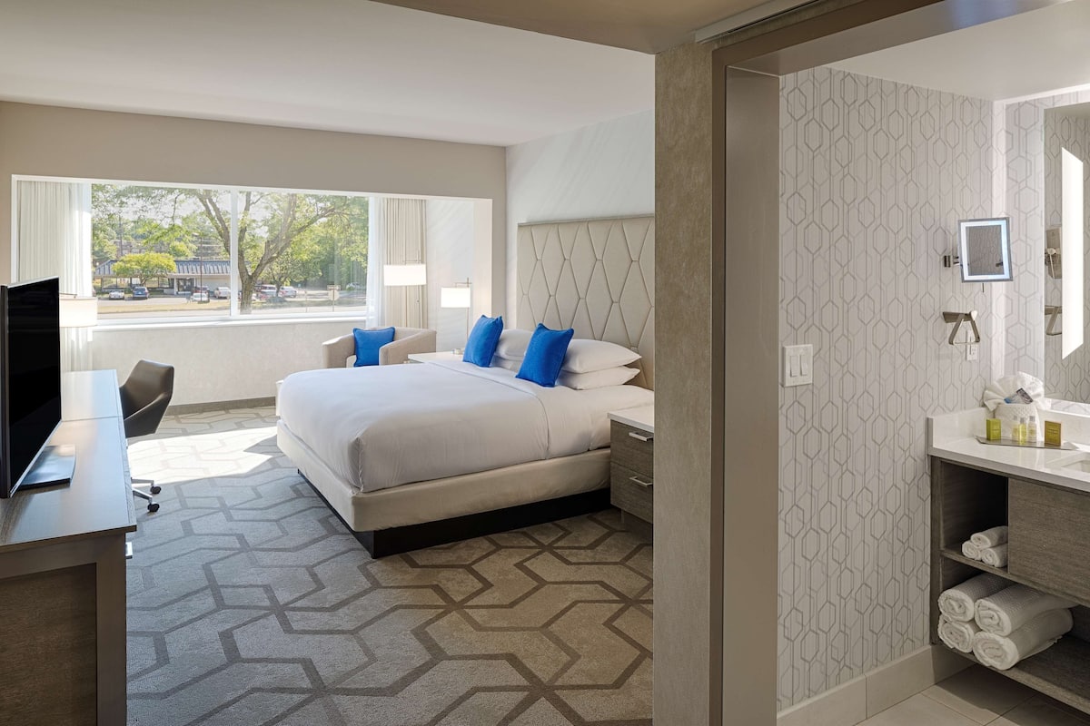 Egyptian cotton sheets, premium bedding, down comforters, pillowtop beds