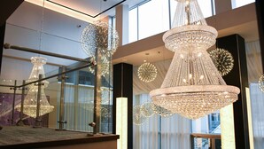 Un interno moderno con molteplici lampadari e superfici riflettenti.