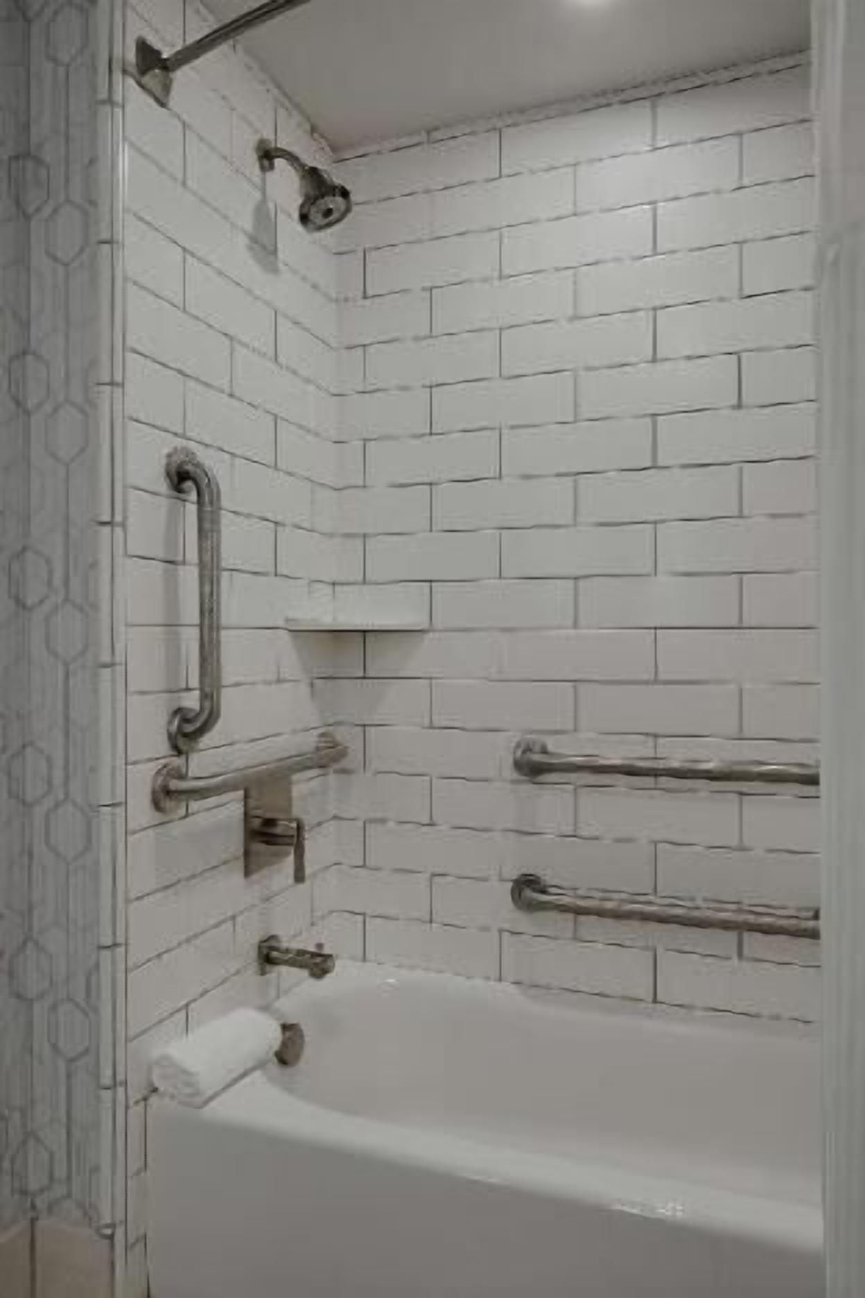 Baño | Regadera, regadera con hidromasaje, amenidades de baño de diseñador 