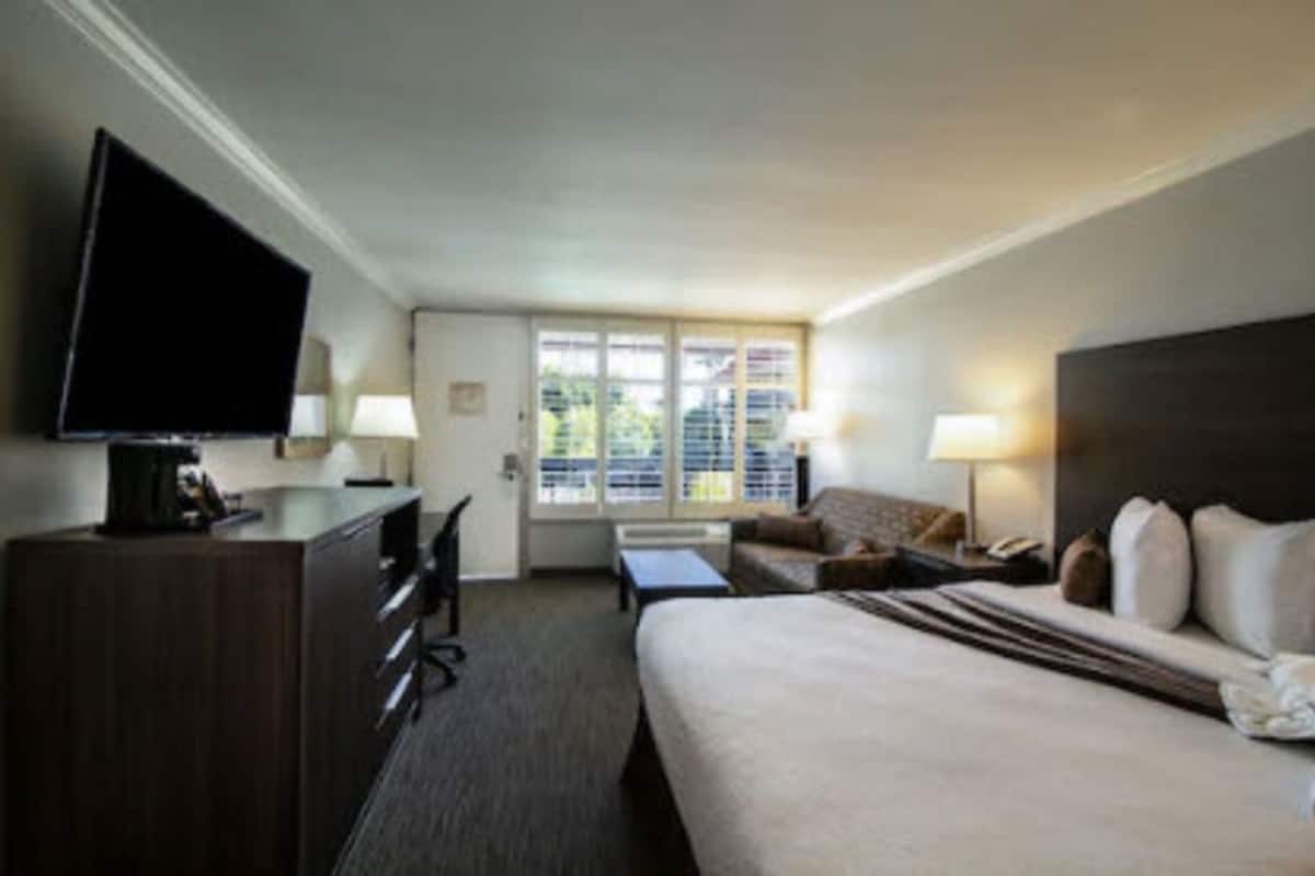 In-room safe, desk, iron/ironing board, cribs/infant beds