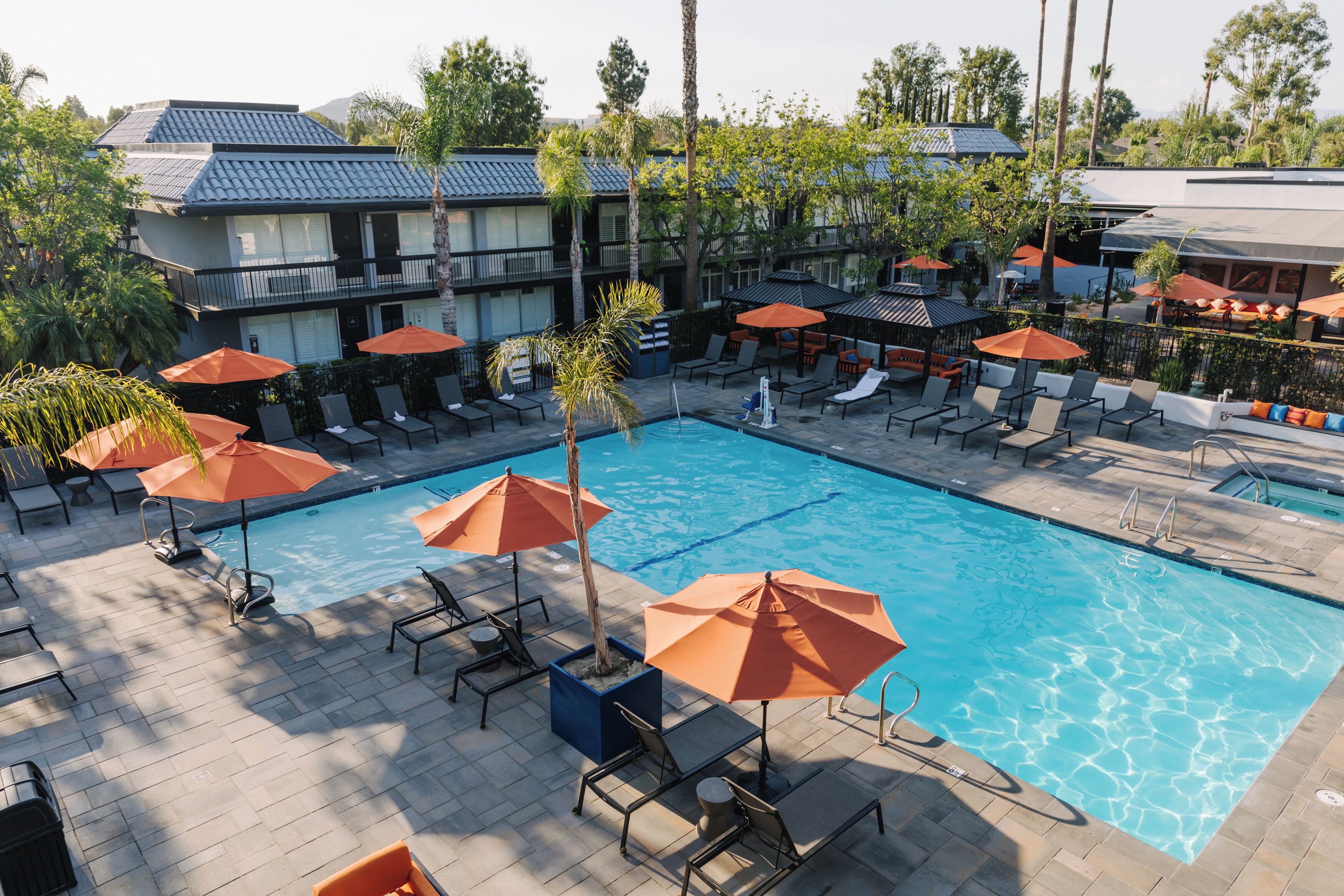 室外游泳池，07:00 至 22:00 开放，收费帐篷屋，池畔遮阳伞