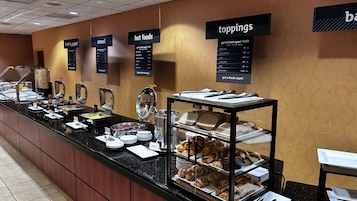 Se ofrece un desayuno completo (29.99 USD por persona)