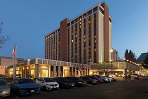 A multi-story hotel with a parking lot in front. - Holiday Inn Sacramento Downtown-Arena by IHG (Sacramento)