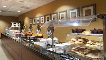 Desayuno completo (USD 29.99 por persona)